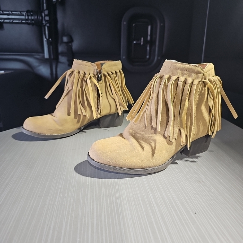 Bare Traps Missy Tan Suede Ankle Boots Fringe Girls Size 3.5 (EUR‎ 34.5) EUC